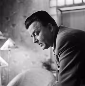 Photograph of the Finnish vocalist Olavi Virta (1915–1972) at his home in Kruununhaka, Helsinki. (1956)