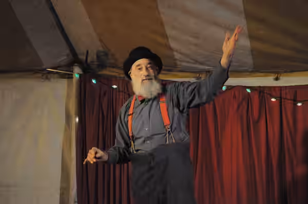 Avner the Eccentric (Avner Eisenberg) performing at Chumleighland, Camano Island, Washington, USA. (2009)
