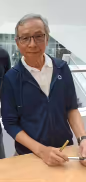 吳念真在國家電影及視聽文化中心楊德昌導演回顧展電影《一一》映後座談，結束後與粉絲合影並簽名。 (2023)
