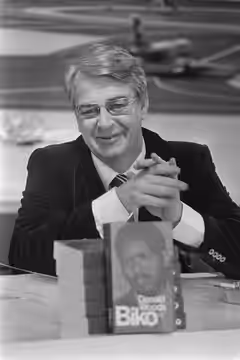 Collectie / Archief : Fotocollectie Anefo Reportage / Serie : [ onbekend ] Beschrijving : Zuidafrikaan Donald Woods op Schiphol in verband met Nederlandse verta (1978)