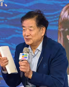 At the book recommendation event of Jiang Qu Shui He - Su Min's Anthology. Su Min was the stage name of Pu Sixun (1926-2016), Pu Cunxin's father, who was also a (2026)