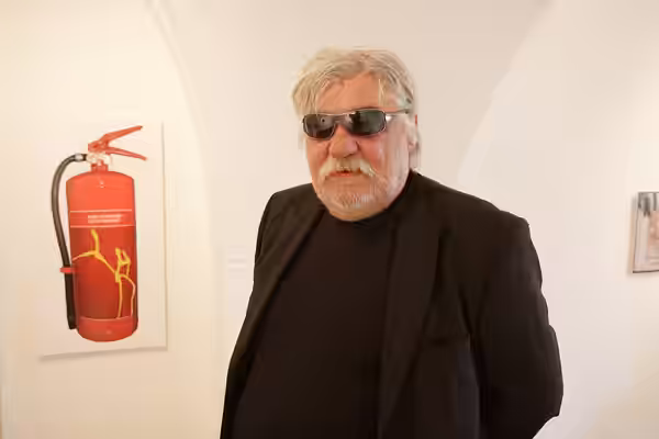 László feLugossy at an exhibition in Sárospatak (Hungary), 2010. The picture in the background is feLugossy's work: "I am rerouting" (2010)