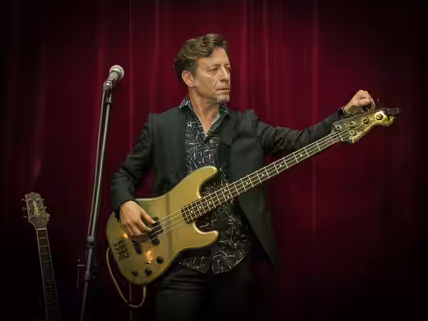 Singer Eran Zur tuning his Fender Jazz Bass (2015)