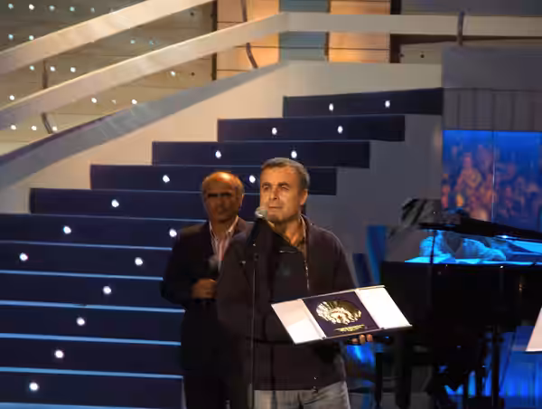 Bahman Ghobadi recibiendo la Concha de Oro en el Festival de San Sebastián (2006)