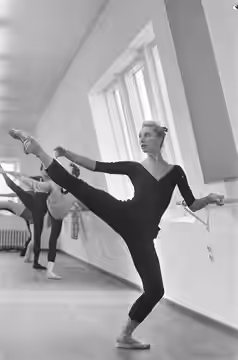 Collectie / Archief : Fotocollectie Anefo Reportage / Serie : [ onbekend ] Beschrijving : Russische balletgroep oefent in Stadsschouwburg, op voorgrond ballerin (1968)