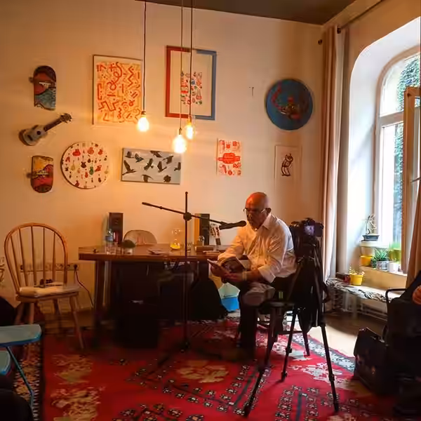 Ercan Kesal Bitti Gitti'deki Kitaplar Güzeldir gününde Peri Gazozu'ndan okuma yaparken. (2015)