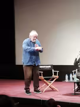 Phillip Noyce au cours d'une leçon de cinéma à Cinémathèque française en octobre 2021.