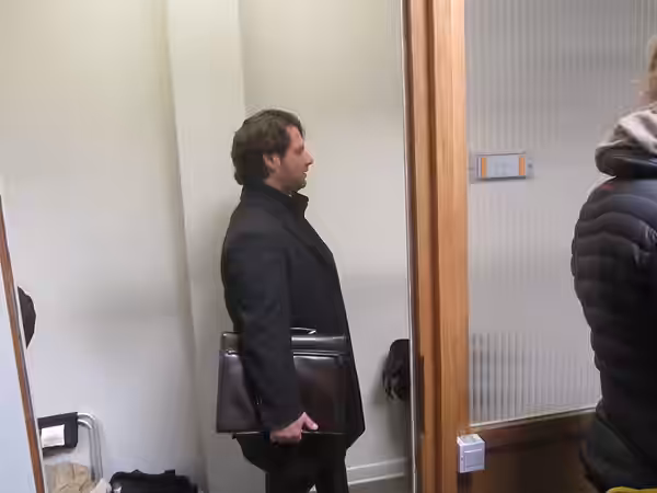 Schauspieler Adam Bousdoukos während der Dreharbeiten zu dem Fernsehfilm Dimitrios Schulze in den Büroräumen der Spedition Habicht (Seckenheimer Landstraße 204) (2015)