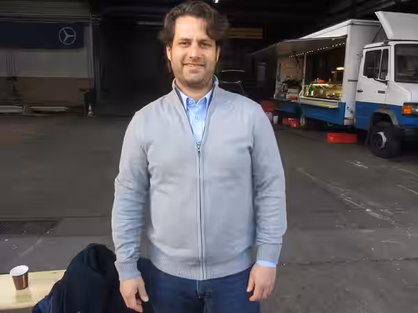 Schauspieler Adam Bousdoukos während der Dreharbeiten zu dem Fernsehfilm Dimitrios Schulze in den Hallen und Büroräumen der Spedition Habicht (Seckenheimer Land (2015)