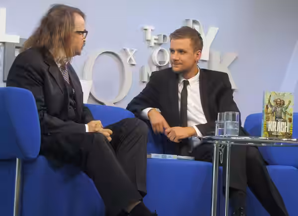 Moderator Tobias Schlegl (re.) im Interview mit Musiker Alexander Hacke (li.) auf dem Blauen Sofa auf der Frankfurter Buchmesse, wo Hacke seine Autobiographie K (2015)