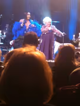 Adnan Şenses, Bülent Ersoy, Muazzez Abacı üçlüsü tarafından Bostancı Kültür Merkezi'nde düzenlenen Klasik Türk Müziği konserinde Bülent Ersoy sahne performansıy (2013)