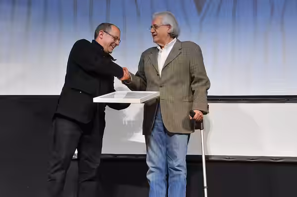 Juan Karlos Izagirre (Donostiako alkatea) Patricio Guzmani zinemaldiaren saria ematen Juan Karlos Izagirre (alcalde de San Sebastián) entregando a Patricio Guzm (2013)