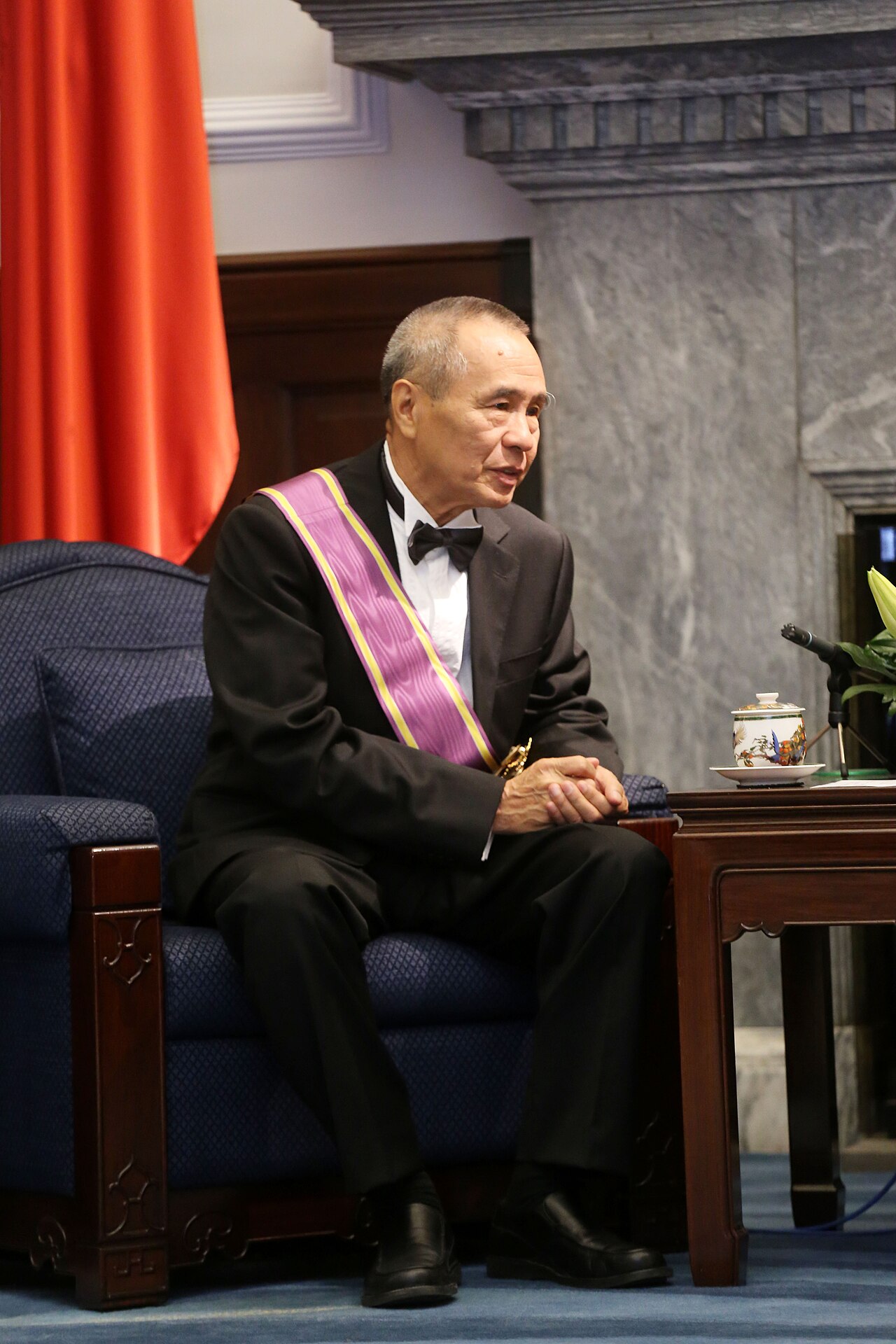 President Ma confers Order of Brilliant Star with Grand Cordon on film director Hou Hsiao-hsien, winner of Best Director award at 2015 Cannes Film Festival in F