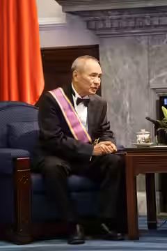 President Ma confers Order of Brilliant Star with Grand Cordon on film director Hou Hsiao-hsien, winner of Best Director award at 2015 Cannes Film Festival in F