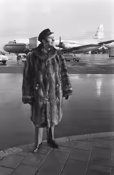 Collectie / Archief : Fotocollectie Anefo Reportage / Serie : [ onbekend ] Beschrijving : Opdracht Telegraaf. Victor Spinnetti aankomst Schiphol Annotatie : Act (1967)