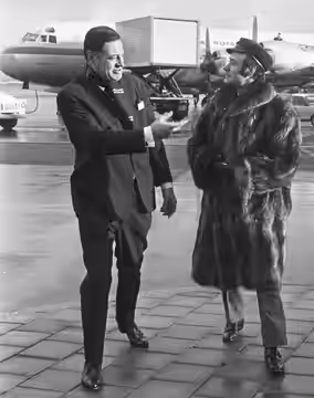 Collectie / Archief : Fotocollectie Anefo Reportage / Serie : [ onbekend ] Beschrijving : Opdracht Telegraaf. Victor Spinnetti aankomst Schiphol Annotatie : Act (1967)