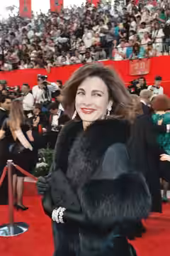 Anne Archer on the red carpet at the 61st Annual Academy Awards (1989)