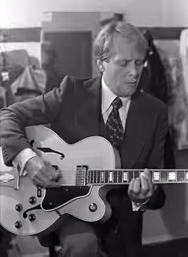 Martin Mull backstage at the Boarding House in San Francisco, May 1976.