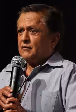 Deep Roy at GalaxyCon Richmond in 2019