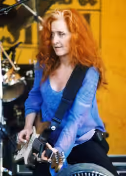 Bonnie Raitt at the New Orleans Jazz &amp; Heritage Festival (2004)