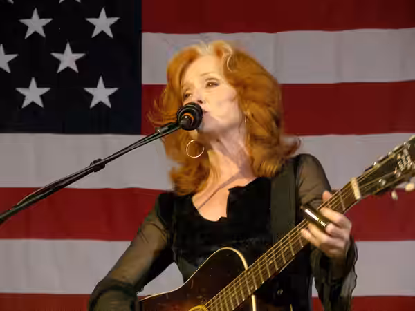 Bonnie Raitt singing for the John Edwards presidential campaingn (2005)