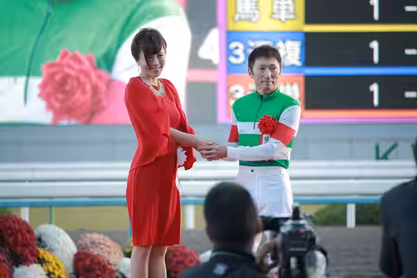 第40回エリザベス女王杯 プレゼンターの釈由美子 (2015)