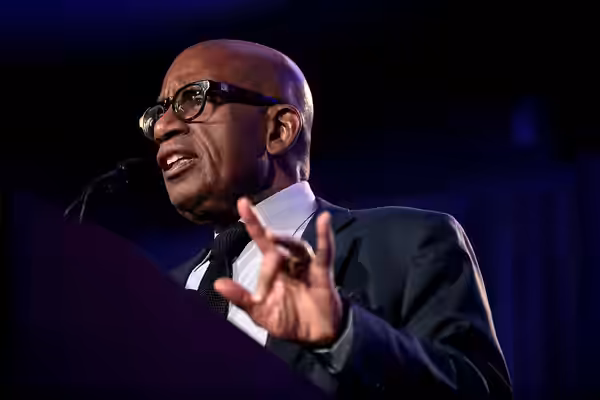 Al Roker speaking with attendees at the 38th Annual Cronkite Award Luncheon at the Sheraton Grand Phoenix in Phoenix, Arizona. Please attribute to Gage Skidmore (2022)