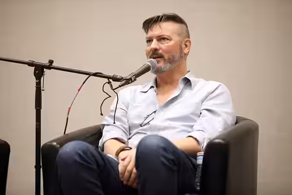 David Hayter speaking with attendees at the 2024 Game On Expo at the Phoenix Convention Center in Phoenix, Arizona. Please attribute to Gage Skidmore if used el