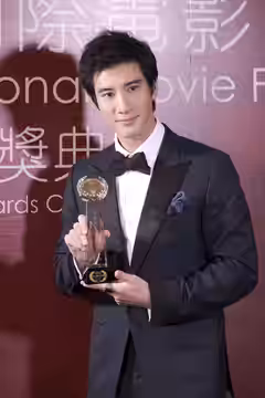 Wang Leehom at the 2018 Macau International Movie &amp; Television Festival with the Golden Lotus Awards for Best Actor