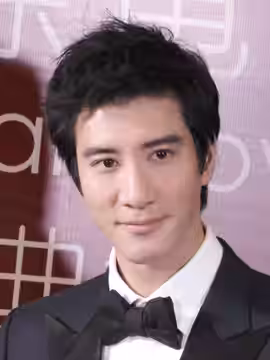 Wang Leehom at the 2018 Macau International Movie &amp; Television Festival with the Golden Lotus Awards for Best Actor