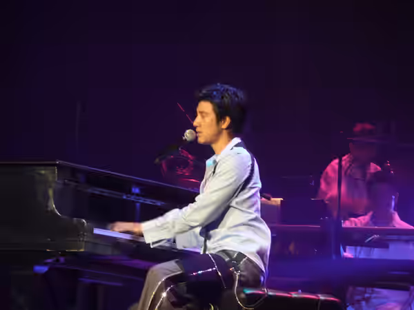 Leehom Wang playing the piano at the Christmas concert in Vegas 2007
