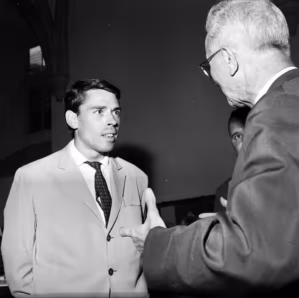 Donjon du Capitole. 1er septembre 1962. Plan en buste de Jacques Brel, chanteur français, discutant à l'intérieur du Donjon.