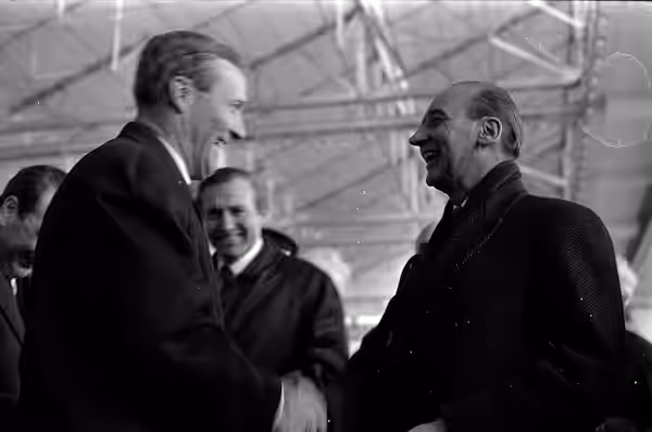 Ateliers Sud Aviation (Saint-Martin-du-Touch). 11 décembre 1967. Plan taille de profil de Anthony Neil Wedgwood Benn (ministre anglais de la Technologie) et Jea