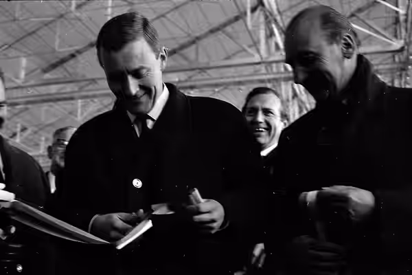 Ateliers Sud Aviation (Saint-Martin-du-Touch). 11 décembre 1967. Plan taille de face du ministre anglais de la Technologie Anthony Neil Wedgwood Benn découpant 