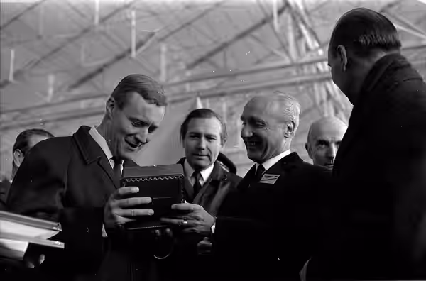Ateliers Sud Aviation (Saint-Martin-du-Touch). 11 décembre 1967. Plan taille de Maurice Papon (Président de Sud Aviation) remettant un souvenir (coffret) à Anth