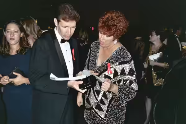 1994 Emmy Awards NOTE: Permission granted to copy, publish, broadcast or post any of my photos, but please credit "photo by Alan Light" if you can. Thanks. Scan
