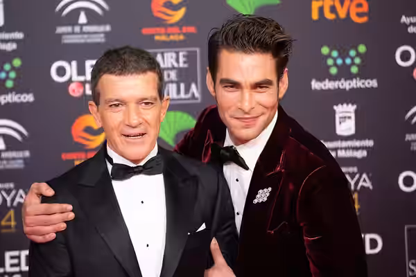 Antonio Banderas y Jon Kortajarena en la alfombra roja de los premios Goya celebrados en Málaga en enero de 2020