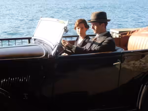 Gli attori Sarah Maestri e Mattia Zaccaro Garau a bordo di una Fiat Balilla per le riprese del film "Il pretore" di Giulio Base. Foto scattata sul lungolago di  (2013)