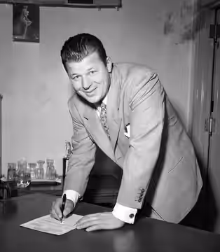 Actor Jack Carson signs his U.S. citizenship papers (1949)