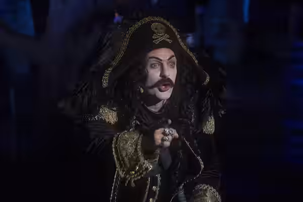 Kyrre Haugen Sydness as Kaptein Sabeltann in Kaptein Sabeltann og Den Forheksede Øya (2016)