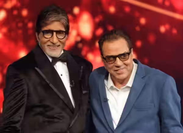 Amitabh Bachchan and Dharmendra at the finale of Aaj Ki Raat Hai Zindagi. (2016)