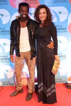 Fabrício Boliveira e Gisele Fróes durante o 25º Prêmio da Música Brasileira no Theatro Municipal. Foto: Reginaldo Teixeira (14/05/14) (2014)