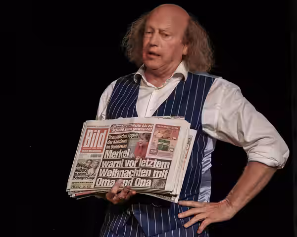 Kabarettist Arnulf Rating in seinem aktuellen Programm ZIRKUS BERLIN 2022, Foto von Barbara Thiele