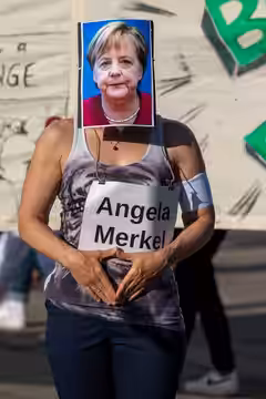 Angela Merkel war Kandidatin für den Klimavollfosten des Monats beim Klimamontag, Berlin, Alexanderplatz, 07.06.21 (2021)