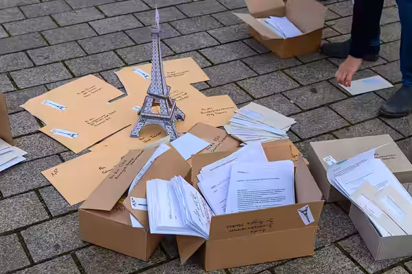 Briefe an Regierungsmitglieder und Politiker*innen in der Oposition bzgl. Einhaltung des 1,5°-Ziels während einer Demo von Fridays For Future zum fünften Jahres (2020)