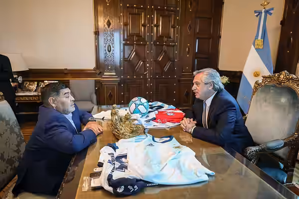 El presidente Alberto Fernández mantuvo un encuentro este mediodía en la Casa Rosada con Diego Maradona. Durante una hora conversaron en el despacho presidencia (2019)