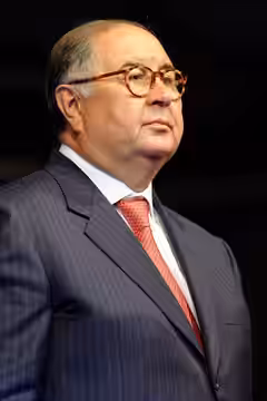 Alisher Usmanov takes part in the men's sabre victory ceremony of the 2013 World Fencing Championships 2013 at Syma Hall in Budapest, 10 August 2013.