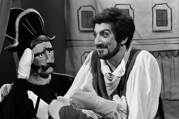 Italian actor Luigi "Gigi" Proietti in the Italian variety TV show "Fatti e fattacci" (1975).