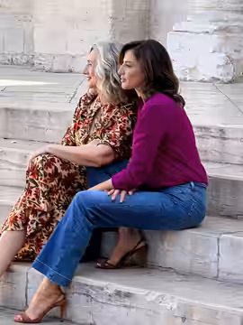 Da sinistra: le attrici Lunetta Savino e Luisa Ranieri sul set de Le indagini di Lolita Lobosco, serie televisiva prodotta dalla RAI, allestito in piazza dell'O