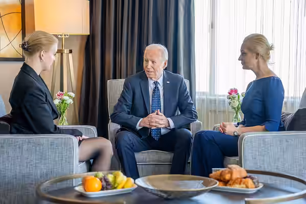 President Joe Biden speaks with Yulia Navalnaya, right, the widow of Russian opposition figure Alexei Navalny, and her daughter Dasha, Thursday, February 22, 20 (2024)